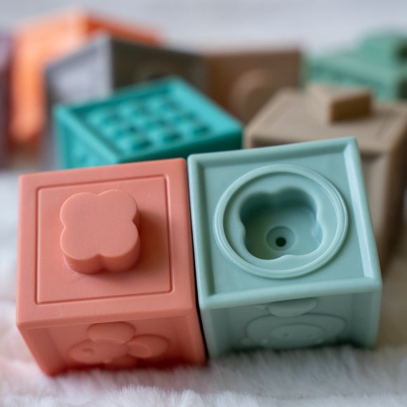 Silicone Interlocking Building Blocks - Picture 3 of 7